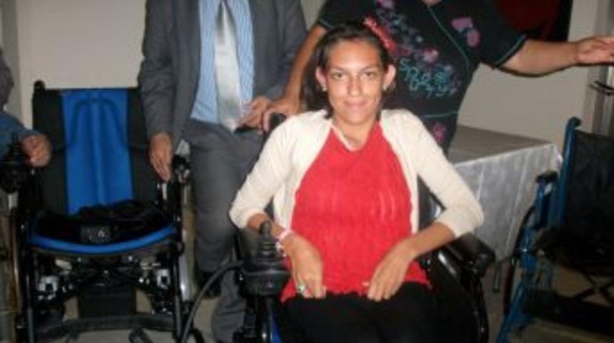 İlk&ouml;ğretim &Ouml;ğrencileri, 17 Engelliyi Sevindirdi