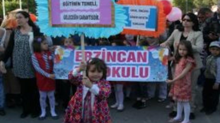 Minik &Ouml;ğrenciler Korteje Renk Kattı