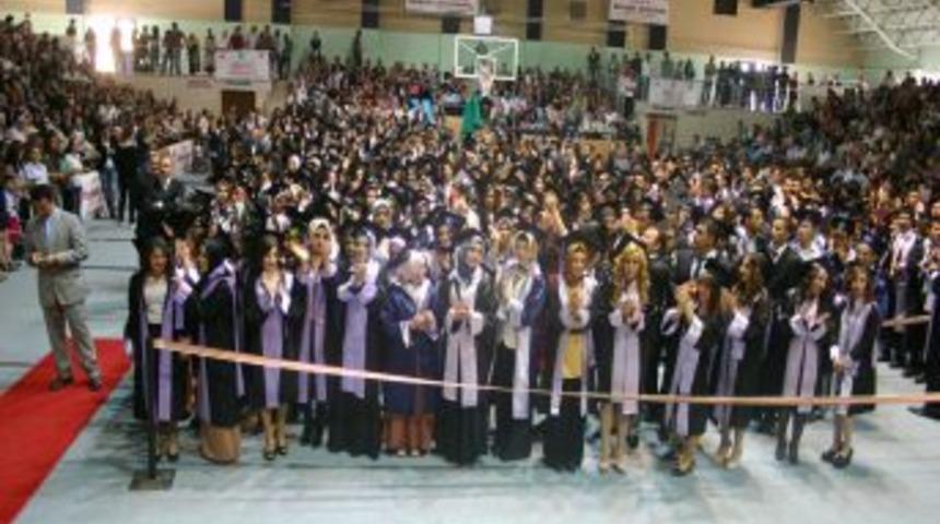 Erzincan &Uuml;niversitesi'nde Mezuniyet Coşkusu