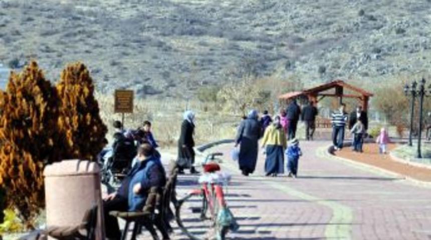 G&ouml;lbaşı`da Vatandaşlar Parklara Akın Etti