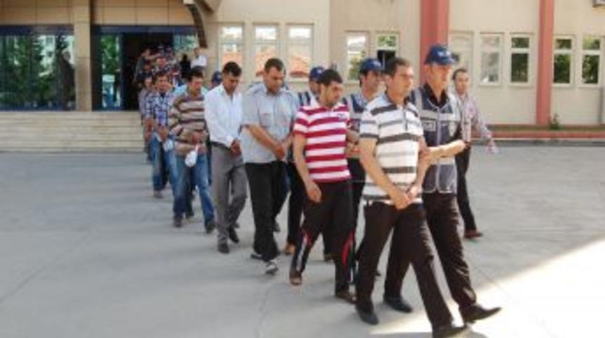 Ter&ouml;r &Ouml;rg&uuml;t&uuml;ne &Ccedil;ıkar Sağlayan Ka&ccedil;ak&ccedil;ılardan 30&rsquo;u Adliyede