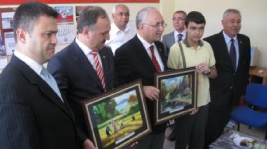 Vali Daş&ouml;z, Ilk&ouml;ğretim &Ouml;ğrencilerinin Bilim Şenliği'nde