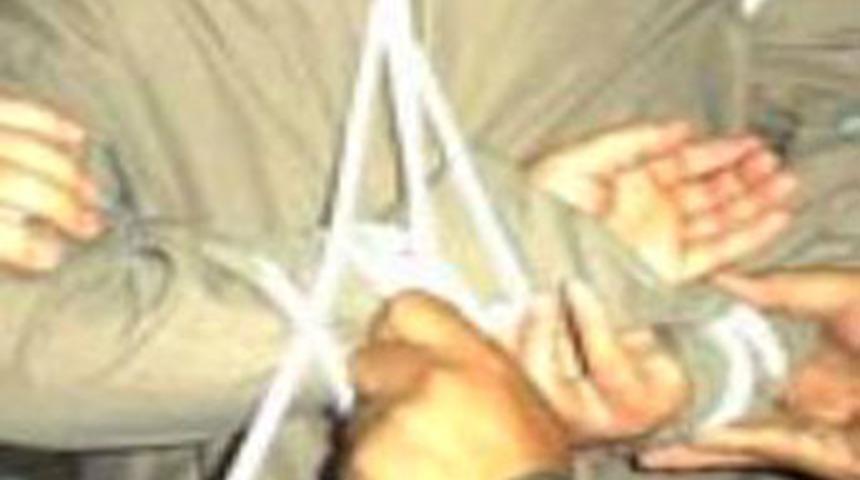 Domuz bağıyla &ouml;ld&uuml;r&uuml;p yol kenarına attılar