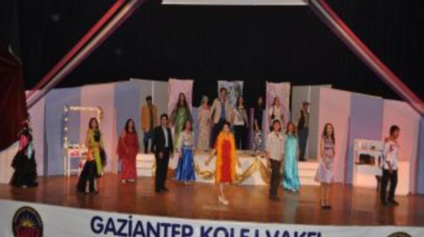 Ahlat Uludere K&ouml;y&uuml;n'de Hem Kursiyerlerinin Yıl Sonu Sergisi