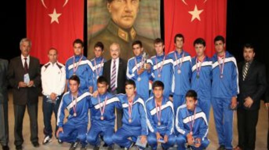 Erzincan'da 'Sporcu Canlar Kardeş Okullar' Turnuvasında Kupalar Verildi