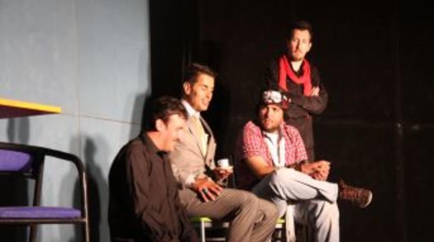 &Uuml;nl&uuml; Oyuncu Yaşar Alptekin Kozan&rsquo;da Sahne Aldı