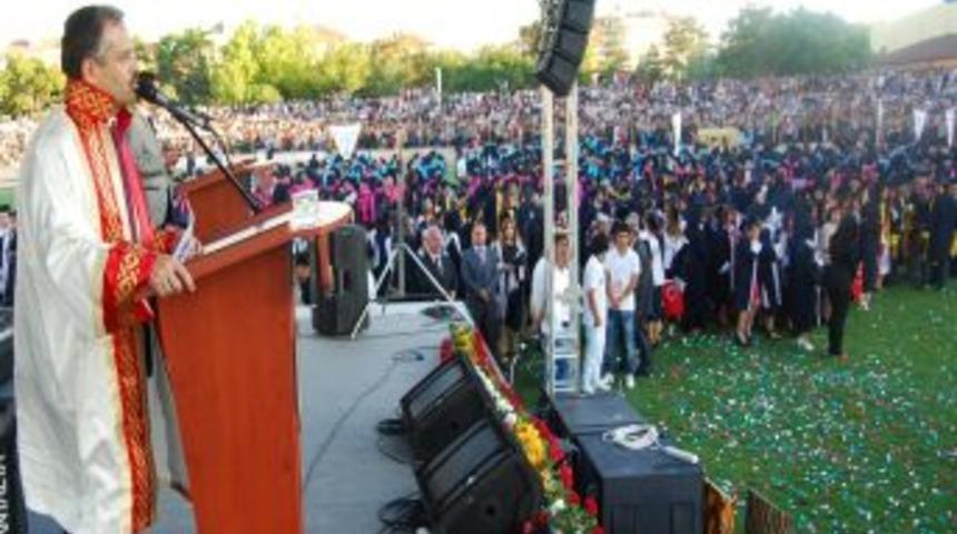 KM&Uuml;&rsquo;de Mezuniyet Sevinci