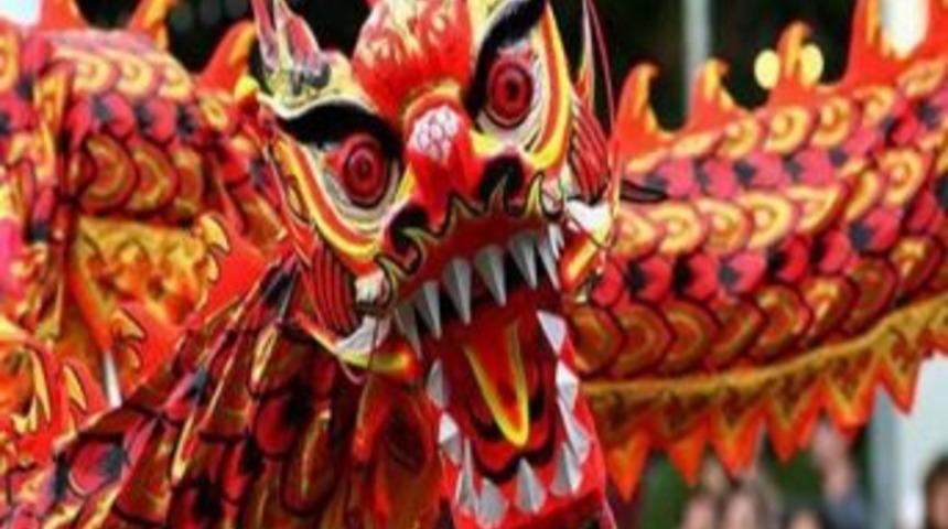 Muratpaşa Kent Meydanı'nda 'ejderha Ve Aslan' G&ouml;sterisi