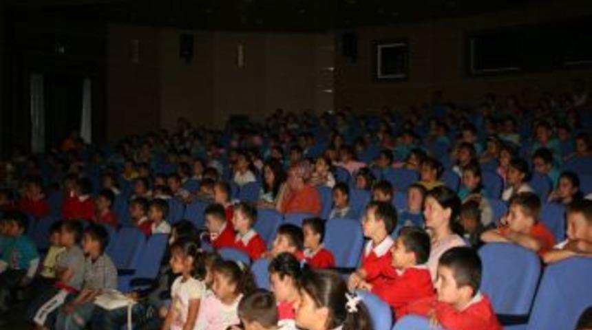 &Ccedil;aycuma Da &Ouml;ğrencilere &Uuml;cretsiz Tiyatro