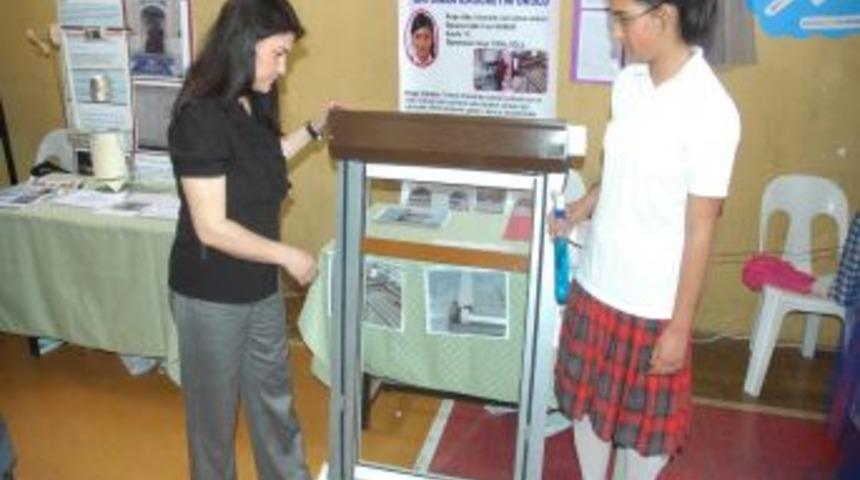 Annesine &Uuml;z&uuml;l&uuml;p Otomatik Cam Silme Sistemi İcat Etti