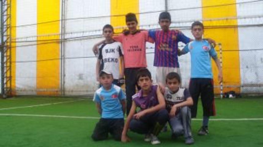 Kars&rsquo;ta Okuma Salonu &Ouml;ğrencileri Halı Sahada Stres Attı