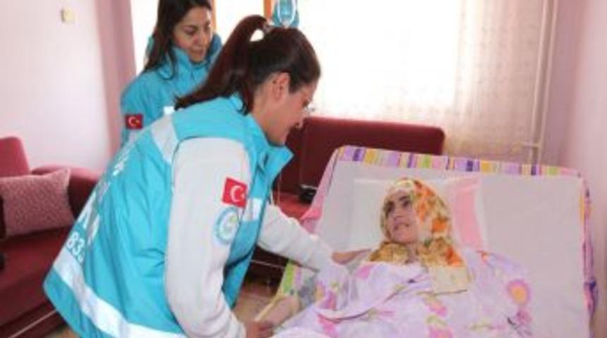 T&uuml;rkiye'de 141 Bin Insan Evde Sağlık Hizmeti Alıyor