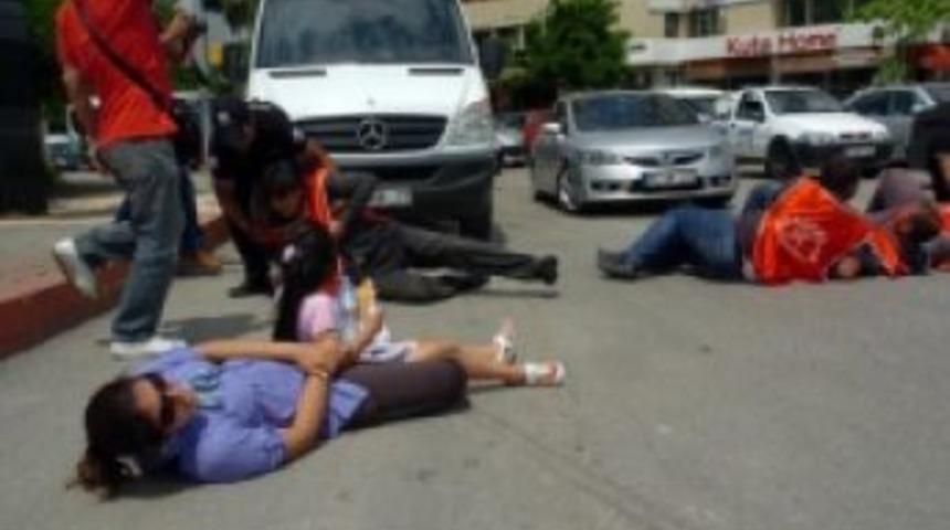 O hareketleri kınadılar...