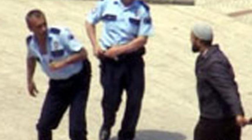 Polisi kılı&ccedil;la yaraladı