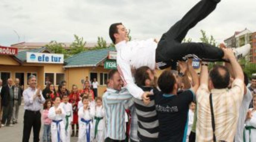 Karate Antren&ouml;r&uuml;, &Ouml;ğrencileri Tarafından Askere Uğurlandı