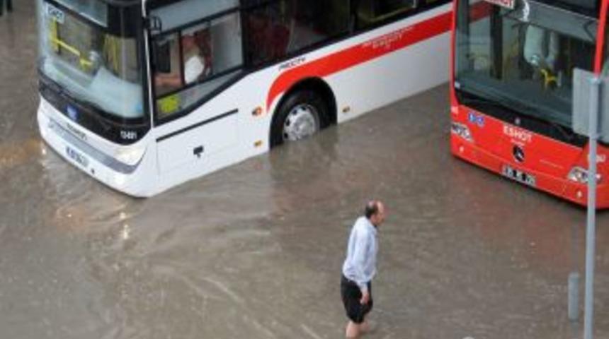 40 Dakikalık Yağış İzmir'i Fel&ccedil; Etti