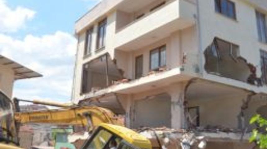 Ka&ccedil;ak Apartman Yıkıldı