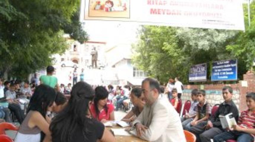 Sokakta Kitap Okudular