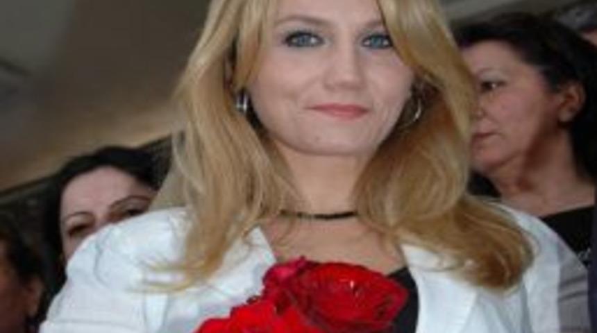 Sanat&ccedil;ı Pınar Sağ'ın "ter&ouml;r &Ouml;rg&uuml;t&uuml; Propagandası Yapmak" İddiasıyla Yargılanması -1