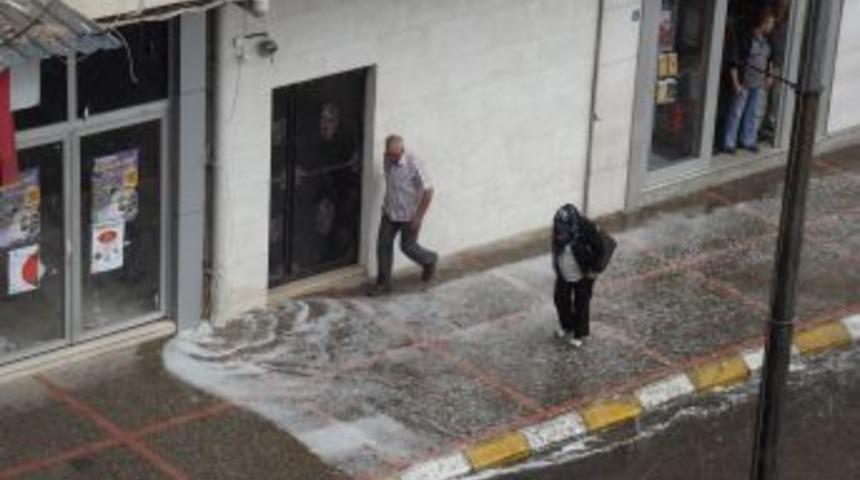 Aydınlı Yağmura Hazırlıksız Yakalandı