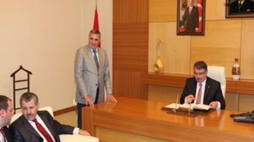 Bakan Şahin, Sakarya B&uuml;y&uuml;kşehir Belediyesi'ni Ziyaret Etti
