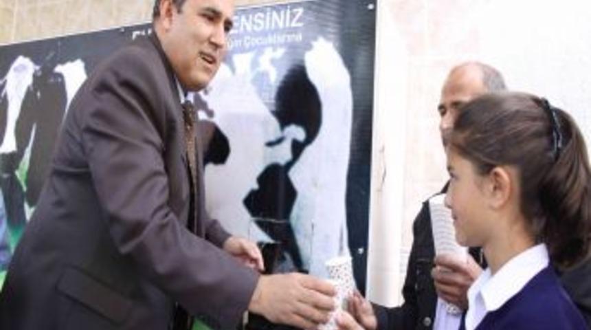 K&uuml;tahya'da &Ouml;ğrencilere S&uuml;tten Sonra Şimdi De Meyve Suyu