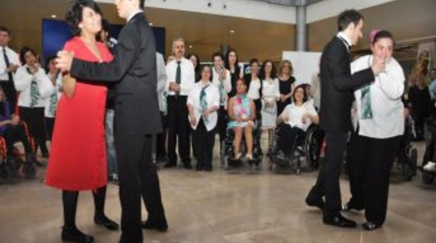 Bursa'da Engelliler İ&ccedil;in Y&uuml;zlerce Y&uuml;rek El Ele Verdi