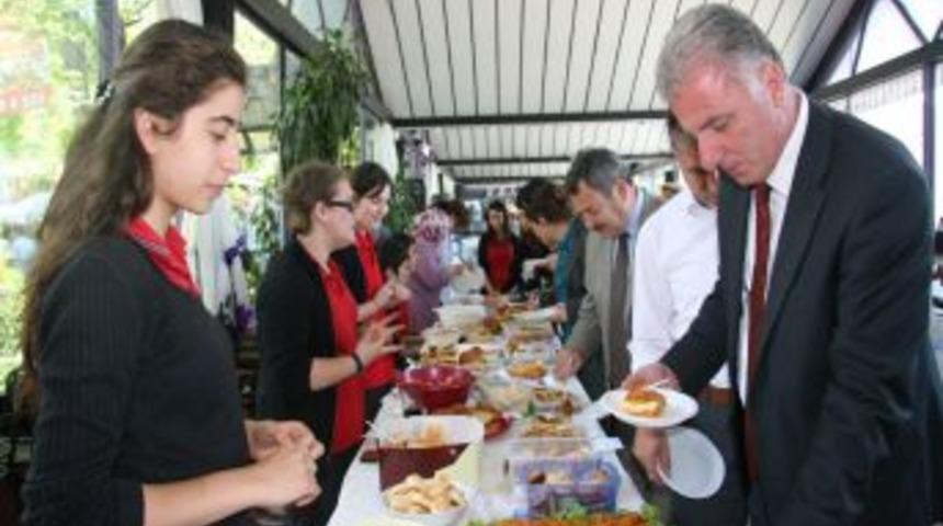 Fen Lisesi'nden Yiyecek Kermesi