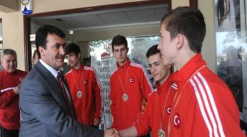 Badmintonda D&uuml;nya İkinciliği Osmangazi'nin