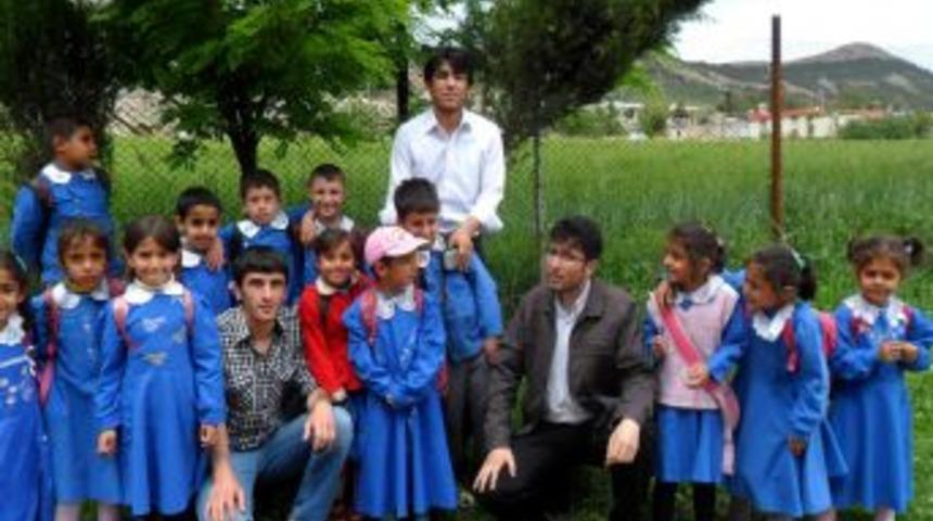 &Uuml;niversite &Ouml;ğrencilerinden İlk&ouml;ğretim &Ouml;ğrencilerine Kitap Yardımı