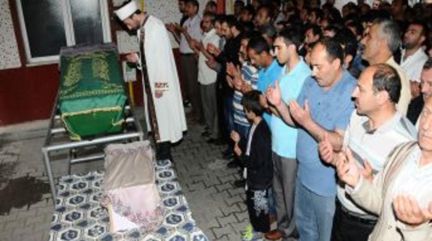 Elektrik Akımına Kapılarak &Ouml;len Anne Ve Bebeği Toprağa Verildi