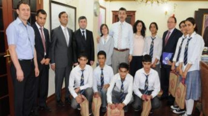 &Ouml;ğrencilerden Vali G&uuml;ven&ccedil;'e Teşekk&uuml;r Ziyareti