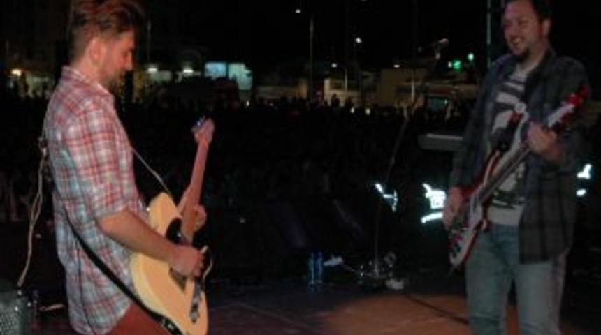 Grup Gripin Dev &Ouml;ğrencileri Coşturdu