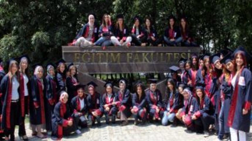 Sınav Sonrası Kepli Hatıra Fotoğrafı