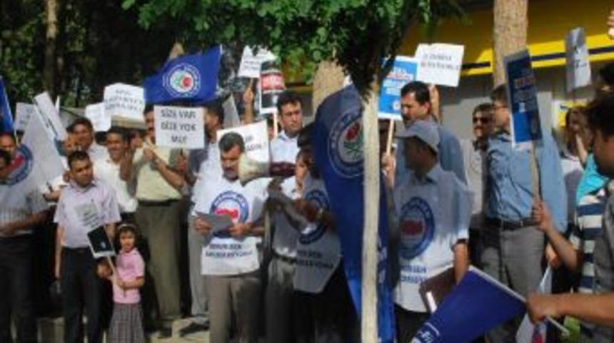 Memurlar Zam &Ouml;nerisini Protesto Etti