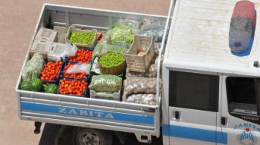 Seyyar Satıcıların Malları Zabıta Tarafından Toplandı