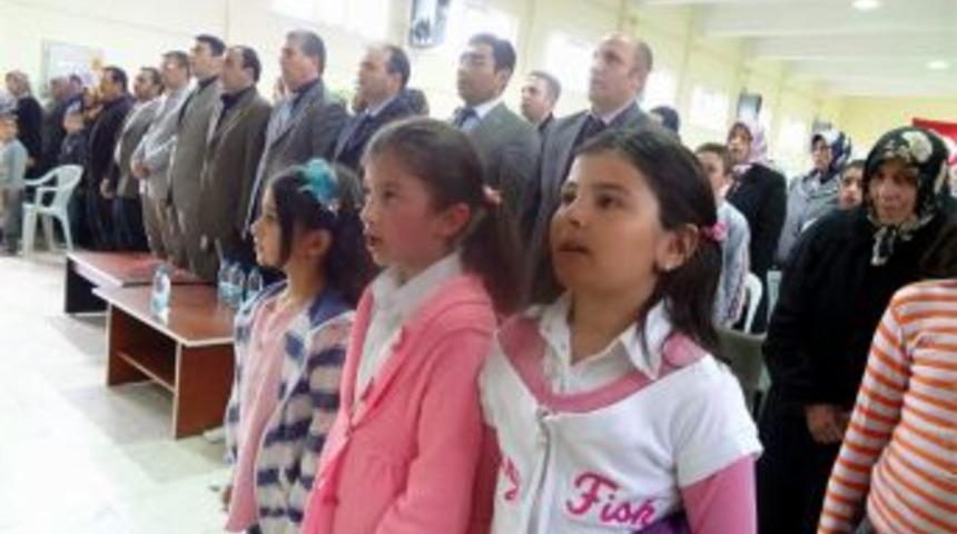 İlk&ouml;ğretim Okulu &Ouml;ğrencileri Şiir Akşamı D&uuml;zenledi