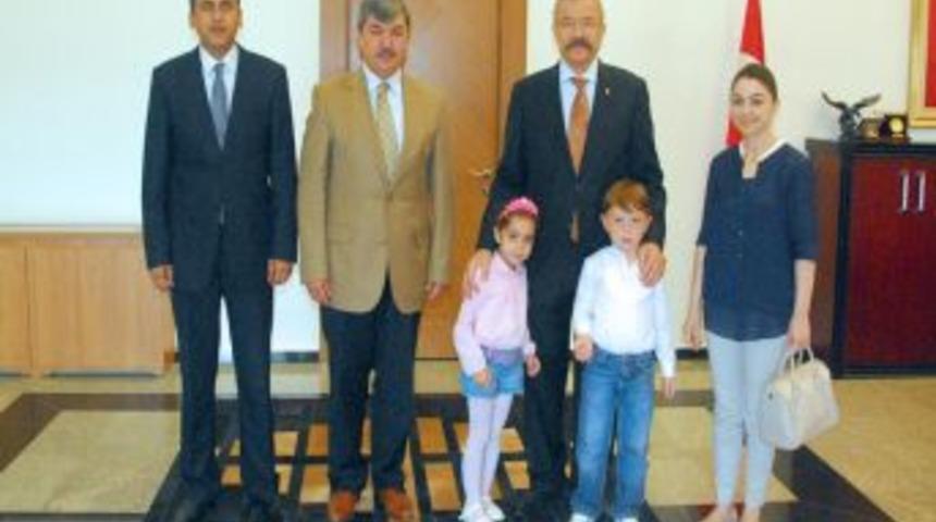 Minik &Ouml;ğrenciler Vali Cerrah&rsquo;ı Ziyaret Etti