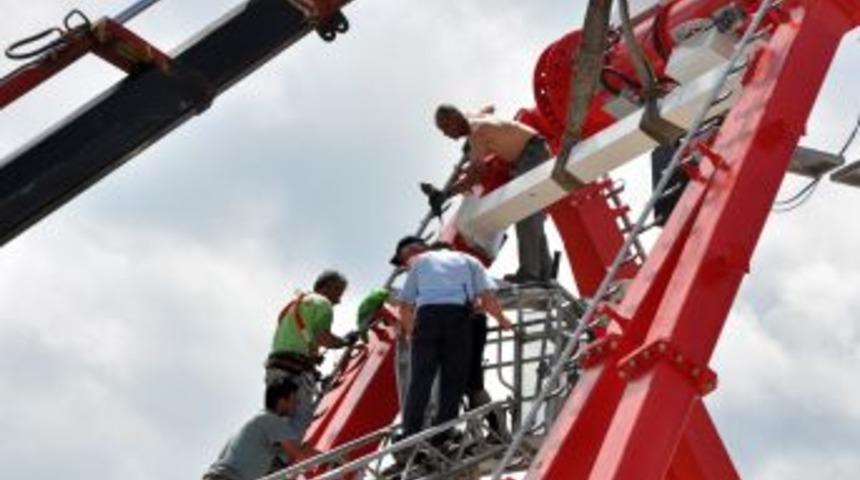 Eli Demir Blokların Arasına Sıkışan İş&ccedil;iyi İtfaiye Kurtardı