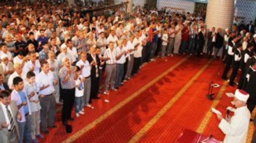 Diyarbakır'da &Uuml;&ccedil; Katlı Camii Ve Avlusu Dolup Taştı