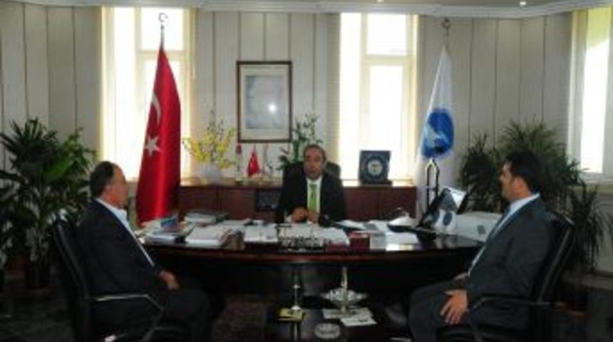 Ersiad'dan Rekt&ouml;r Prof. Dr. Battal'a Plaket