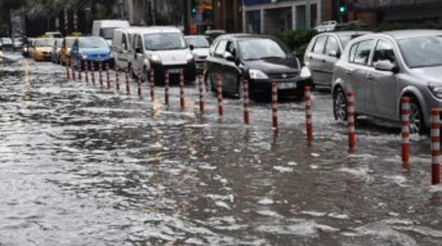 İzmir'de Sağnak Yağış Hayatı Olumsuz Etkiledi