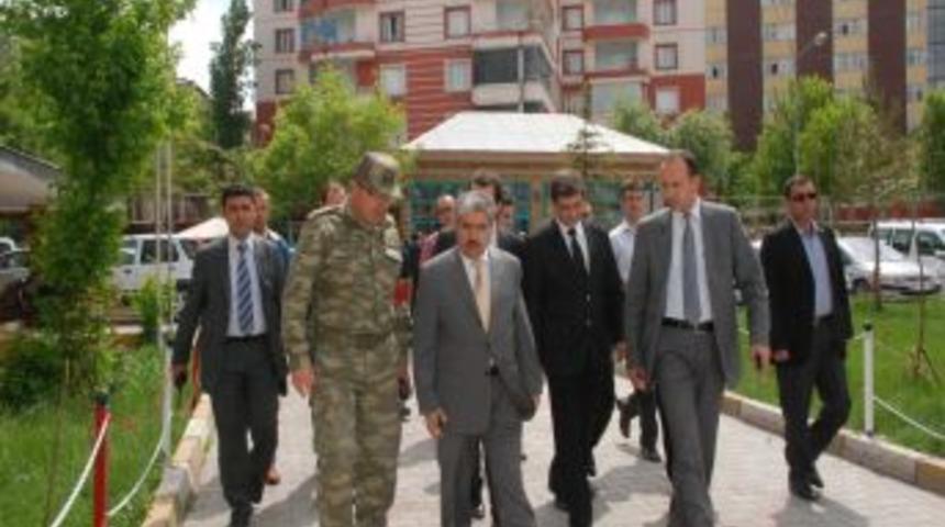 Muş Valisinden Yaralı Askere Ziyaret