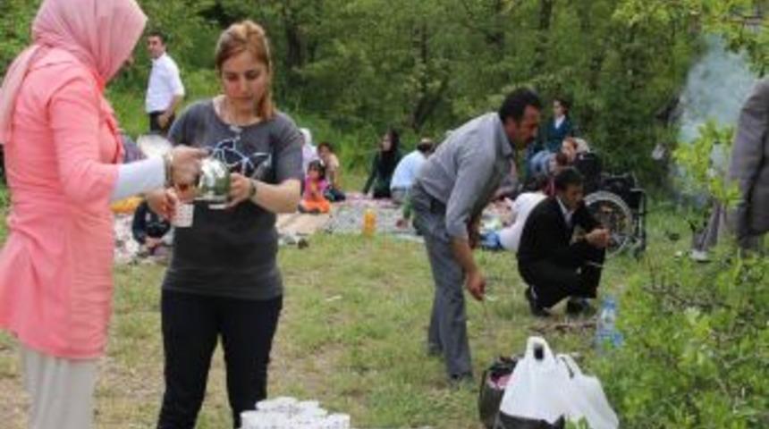 Hakkari'de Engelliler Piknikte Eğlendirildi