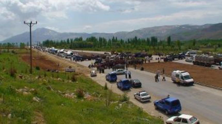 Meraların Kiralanmasına Tepki G&ouml;steren K&ouml;yl&uuml;ler Karayolunu Ulaşıma Kapattı