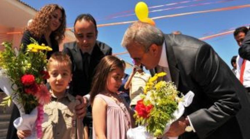 Vali Karaloğlu, Miniklerin Resim Sergisinin A&ccedil;ılışına Katıldı