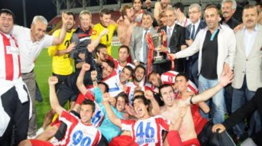 Kahramanmaraşspor'un Kupasını Bakan Yılmaz Verdi