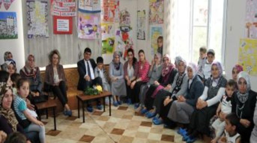 Okuma Yazma Kursunu Başarıyla Bitiren Bayanlar Sertifikalarını Aldı