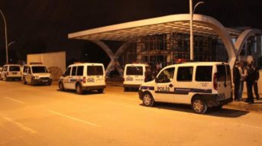 &Ccedil;uvalın Altına Saklanan Hırsızı Hızlı Nefes Alıp Vermesi Yakalattı