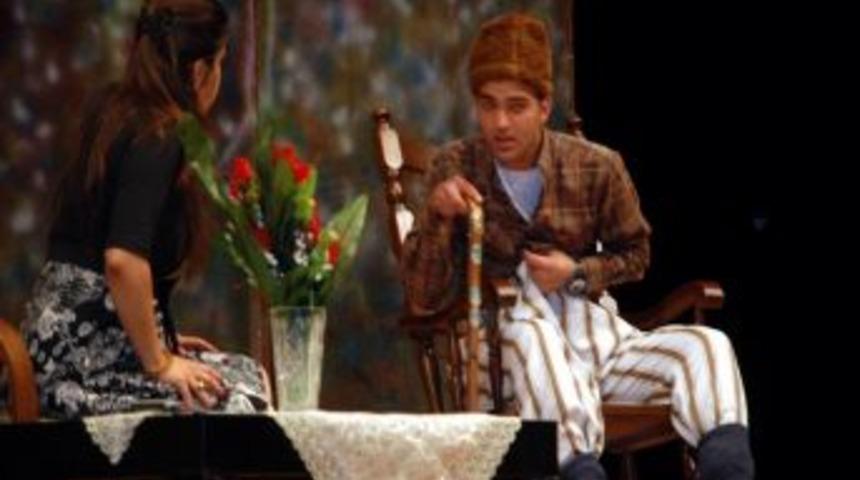 Hasan Adalı Lisesi Tiyatro Grubu "deliler Bayramı"nı Sahneledi